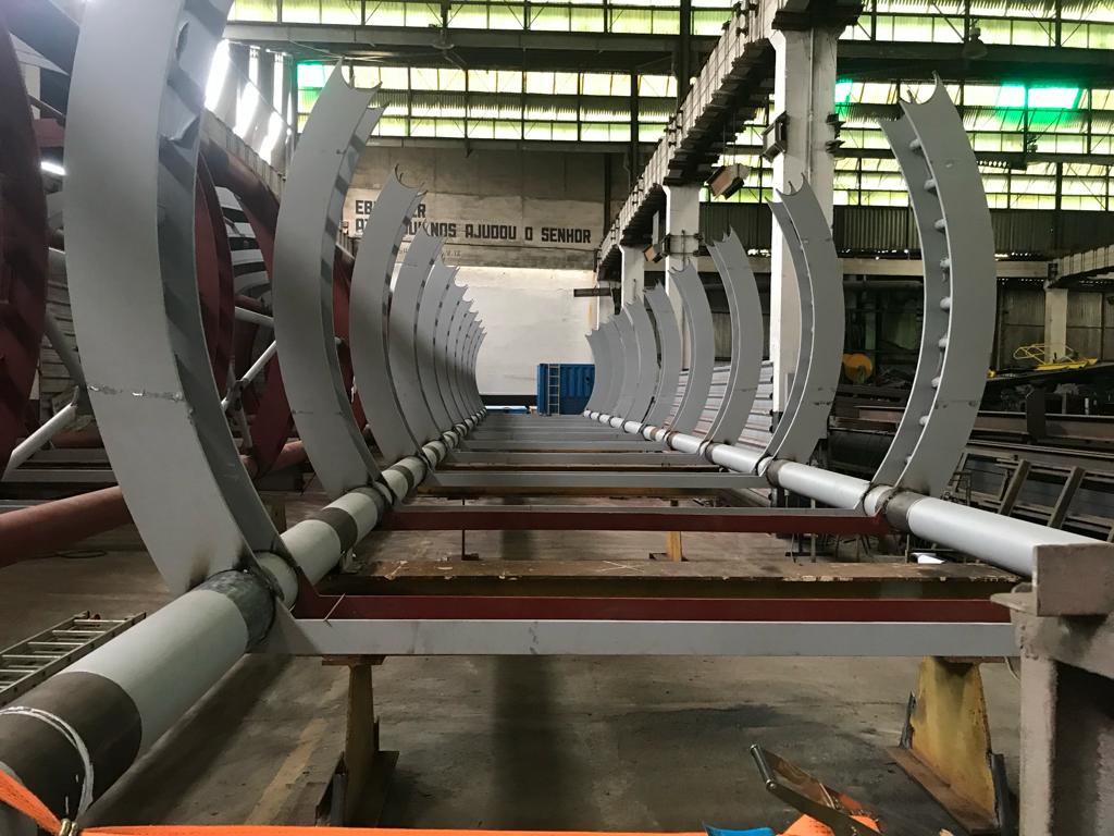 Arcos da passarela em montagem na fábrica