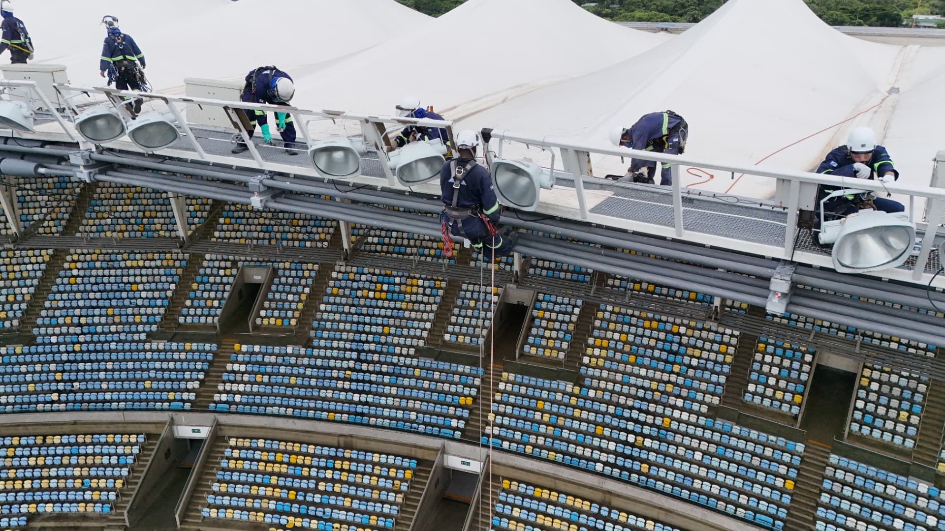 Equipe Ramalho em acesso por corda na cobertura do Maracanã