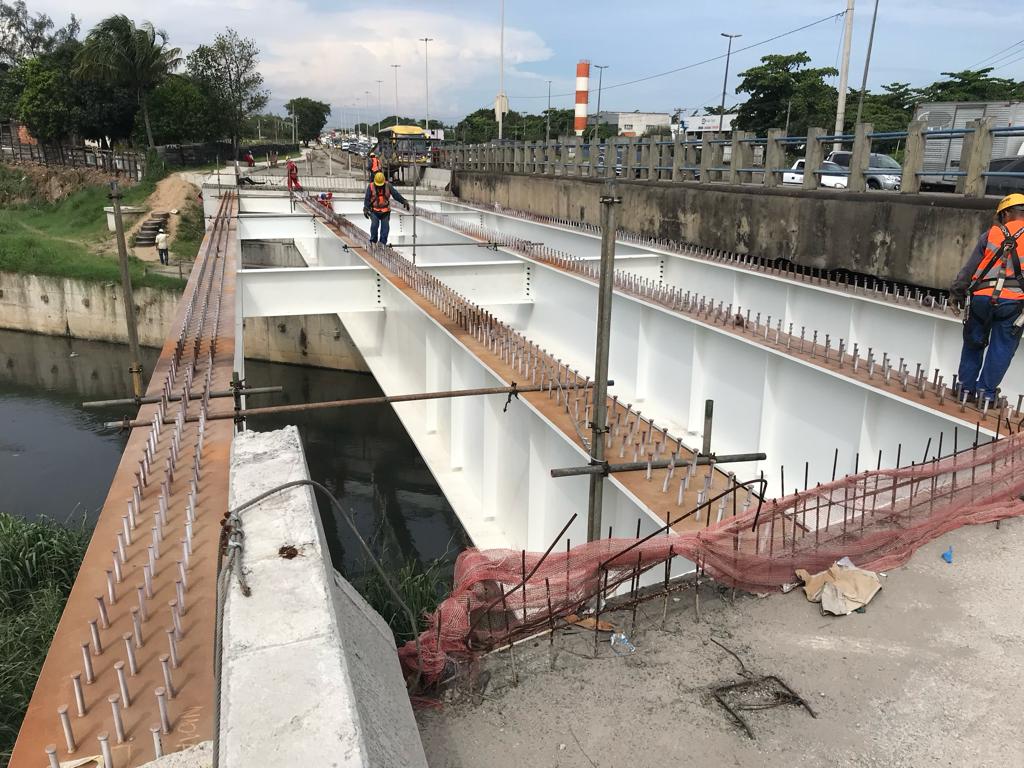 Conectores de cisalhamento e preparo do tabuleiro