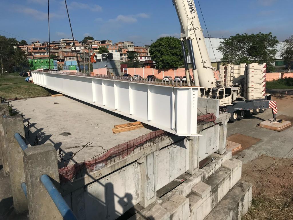 Viga posicionada com apoio de guindaste