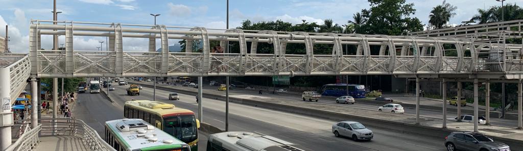 Passarela metálica sobre a via expressa