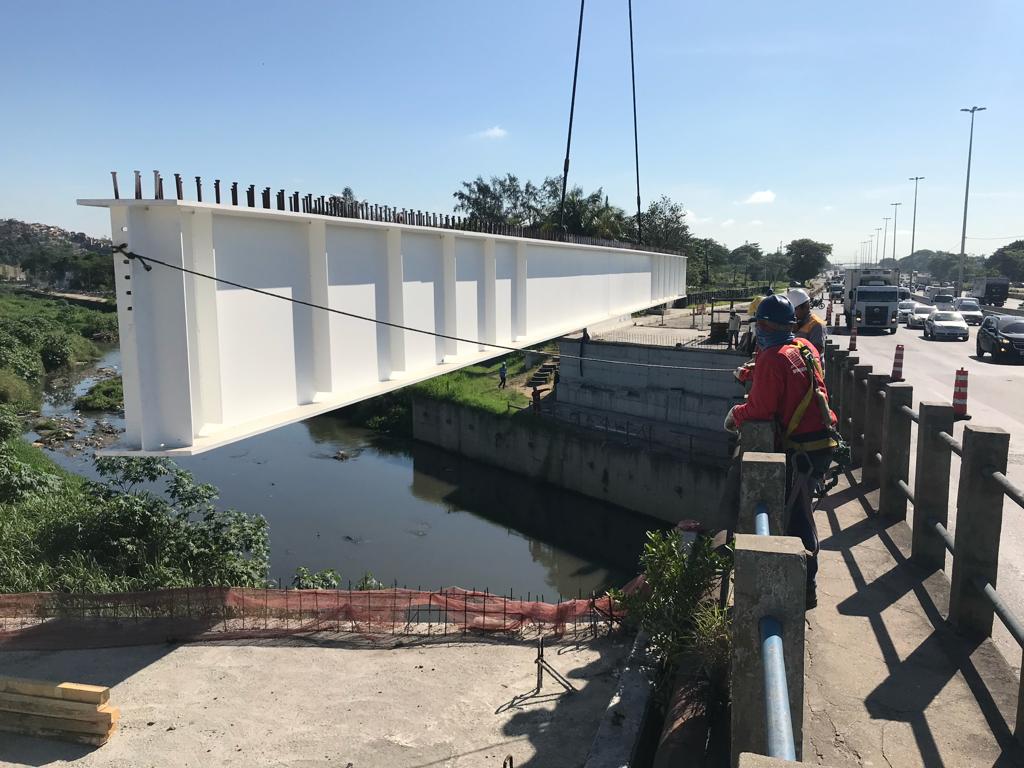 Içamento de viga metálica sobre o canal