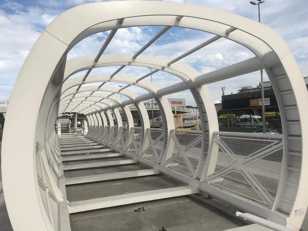 Passarela tubular concluída