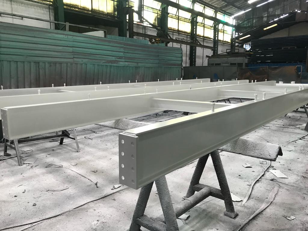Vigas pintadas em fabricação