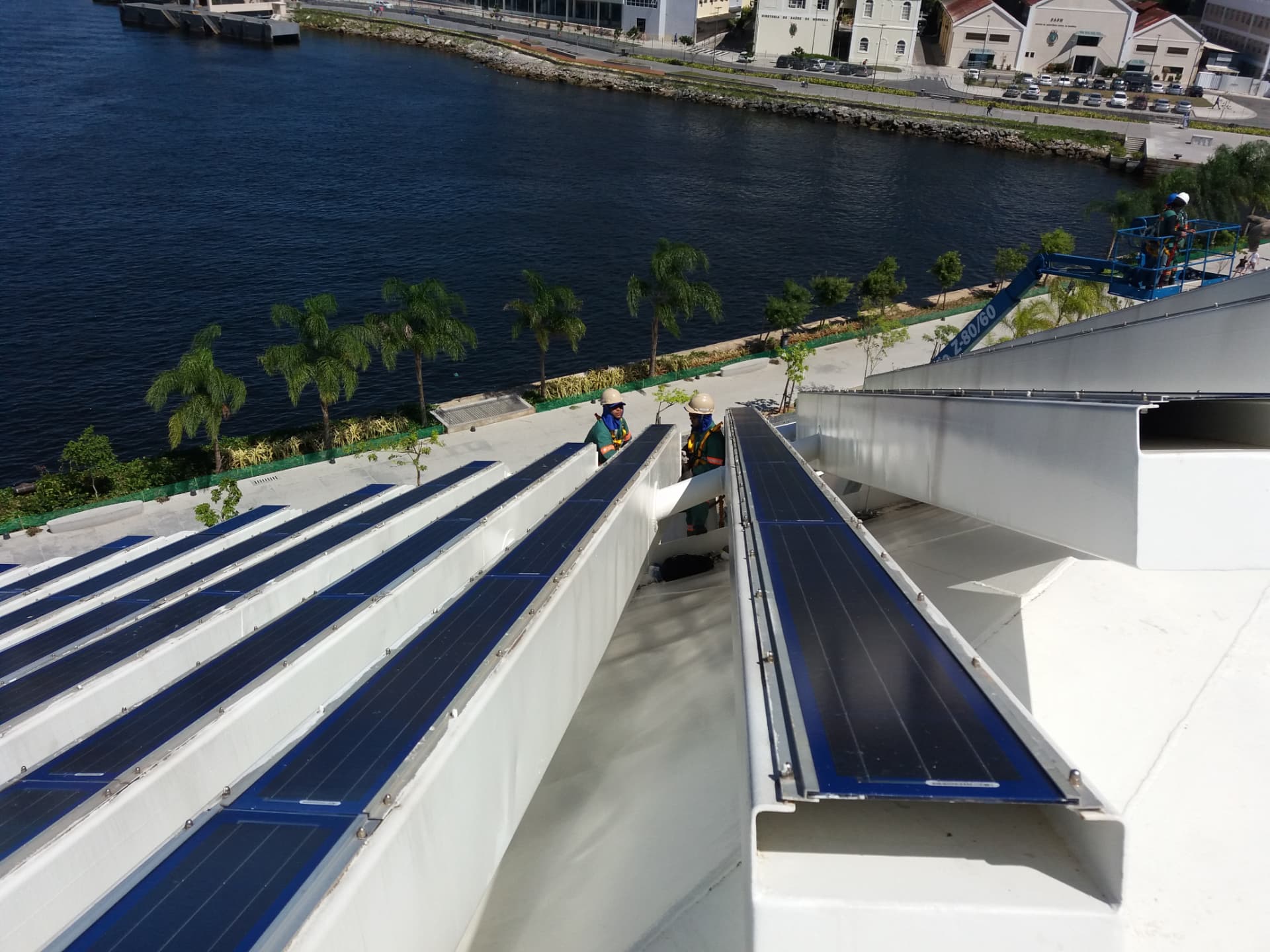 Cobertura móvel com painéis fotovoltaicos