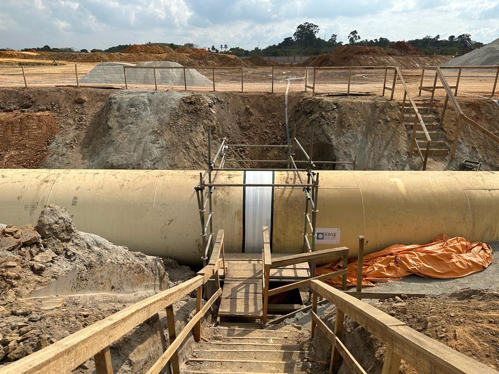 Passarela de acesso ao ponto de junta