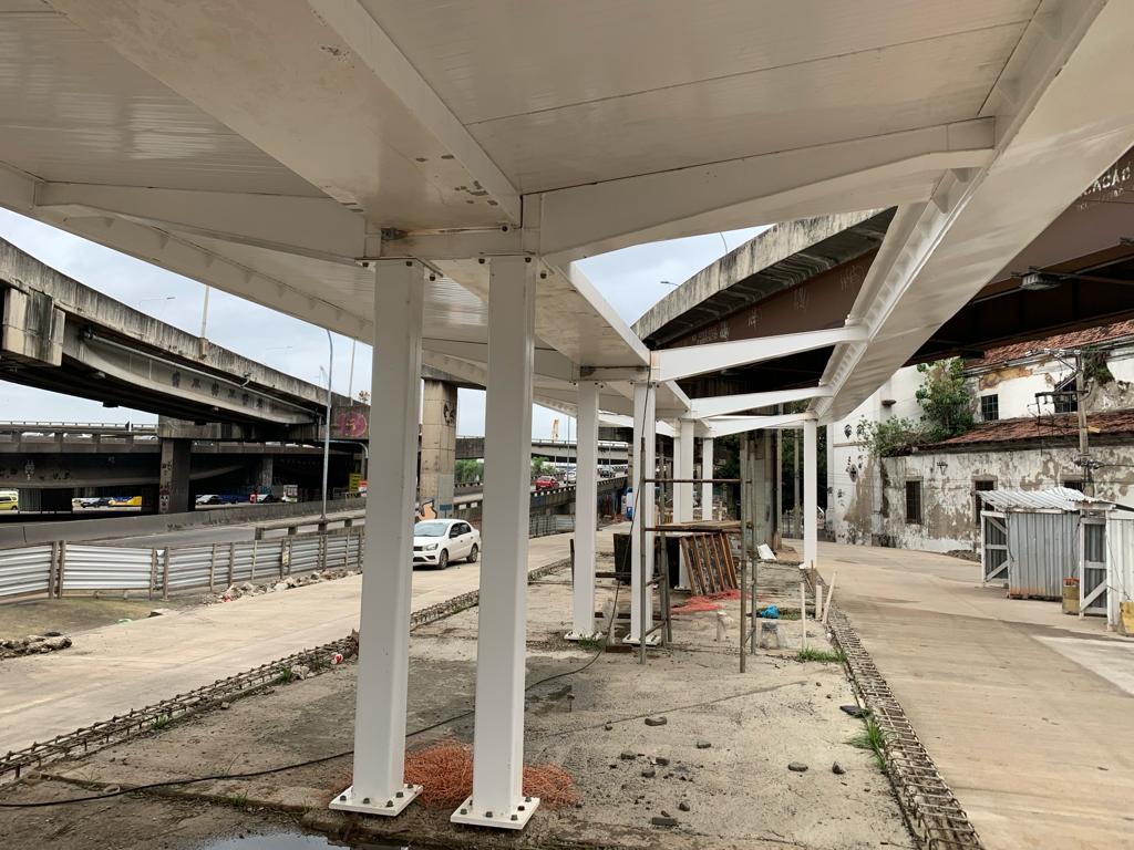 Cobertura metálica da estação montada